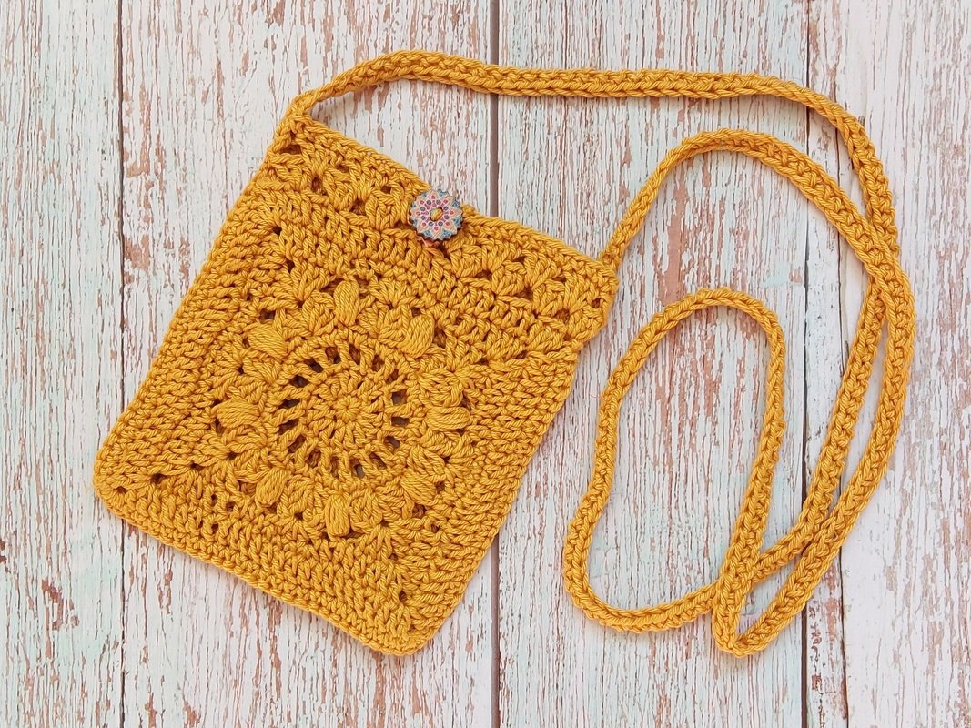 Senfgelbe gehäkelte Umhängetasche mit rundem Mandala‑Muster und langem Trageriemen