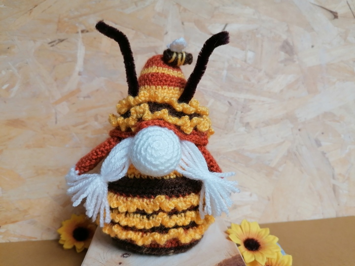 Little Gnome "Ruffle bee" - crochet pattern