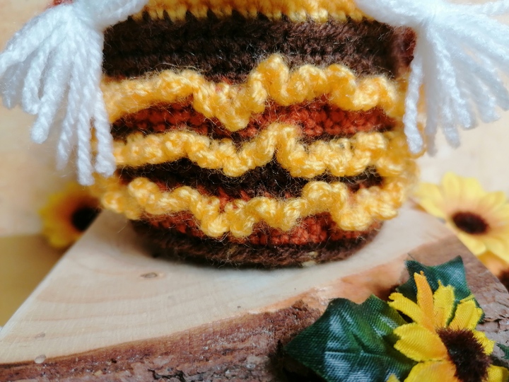 Kleiner Gnom "Rüschenbiene" - Häkelanleitung