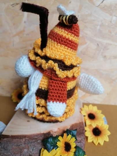 Little Gnome "Ruffle bee" - crochet pattern