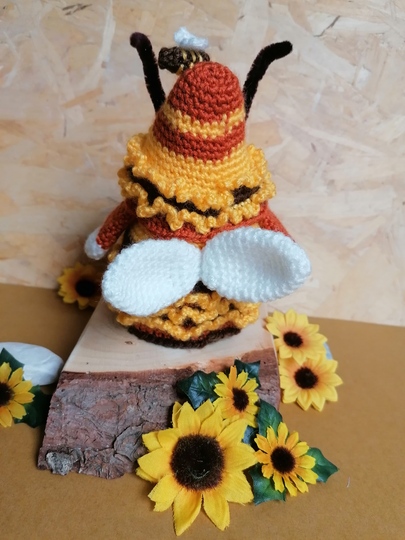 Little Gnome "Ruffle bee" - crochet pattern