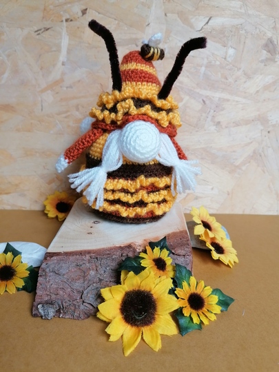 Little Gnome "Ruffle bee" - crochet pattern
