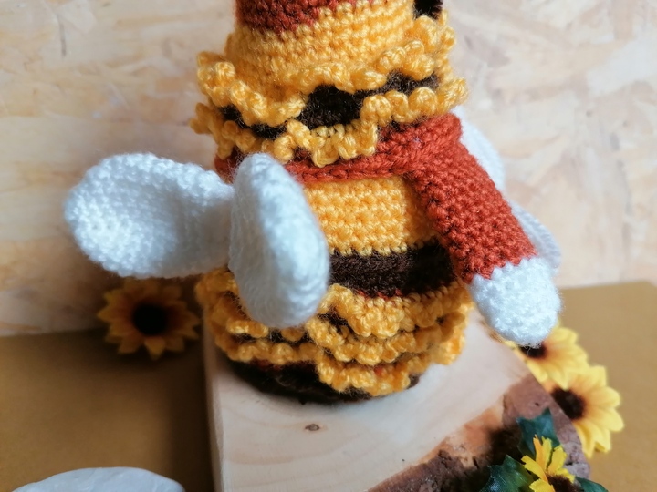 Little Gnome "Ruffle bee" - crochet pattern