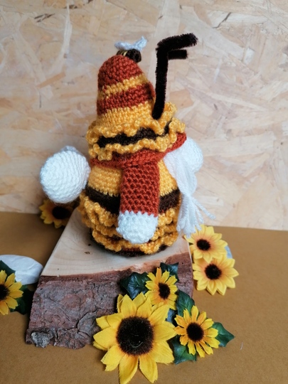 Little Gnome "Ruffle bee" - crochet pattern