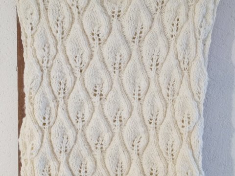 Einfache Strickanleitung für einen Pullunder mit Blattmuster