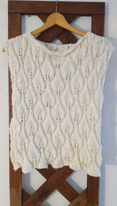 Einfache Strickanleitung für einen Pullunder mit Blattmuster - Bild 2