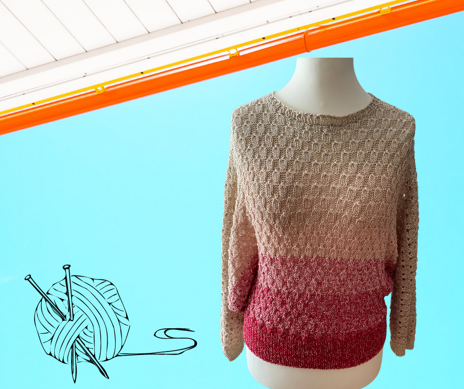 Gestrickter Damenpullover in Beige-Rot mit Lochmuster auf Mannequin