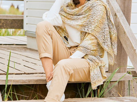 Strickanleitung: Die breite Ajourmuster-Stola im zarten Farbverlauf