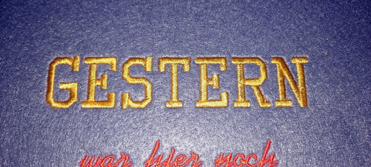 Stickdatei Wandbehang "Gestern war hier noch aufgeräumt"