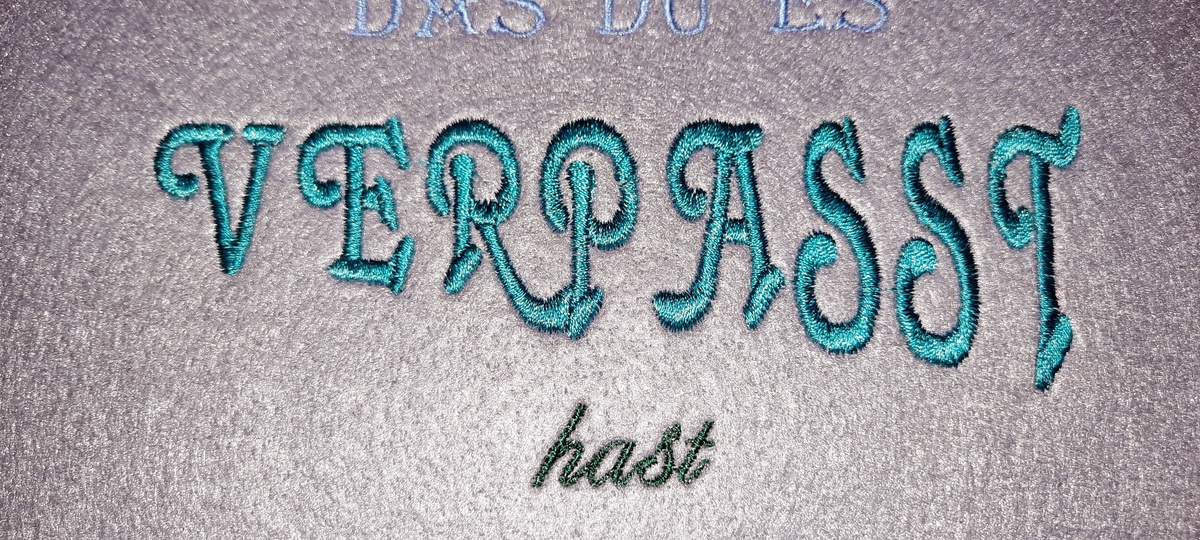 Stickdatei Wandbehang "Gestern war hier noch aufgeräumt"