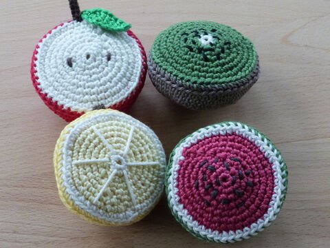 Häkelanleitung Babyspielzeug Quietscher-Rassel "Früchte" 4 Sorten