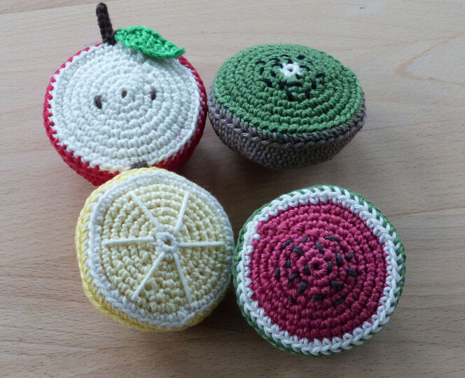 Häkelanleitung Babyspielzeug Quietscher-Rassel "Früchte" 4 Sorten