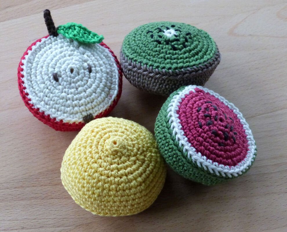 Gehäkelte Früchte: Apfelhälfte, Kiwi, Zitrone und Wassermelonenscheibe.