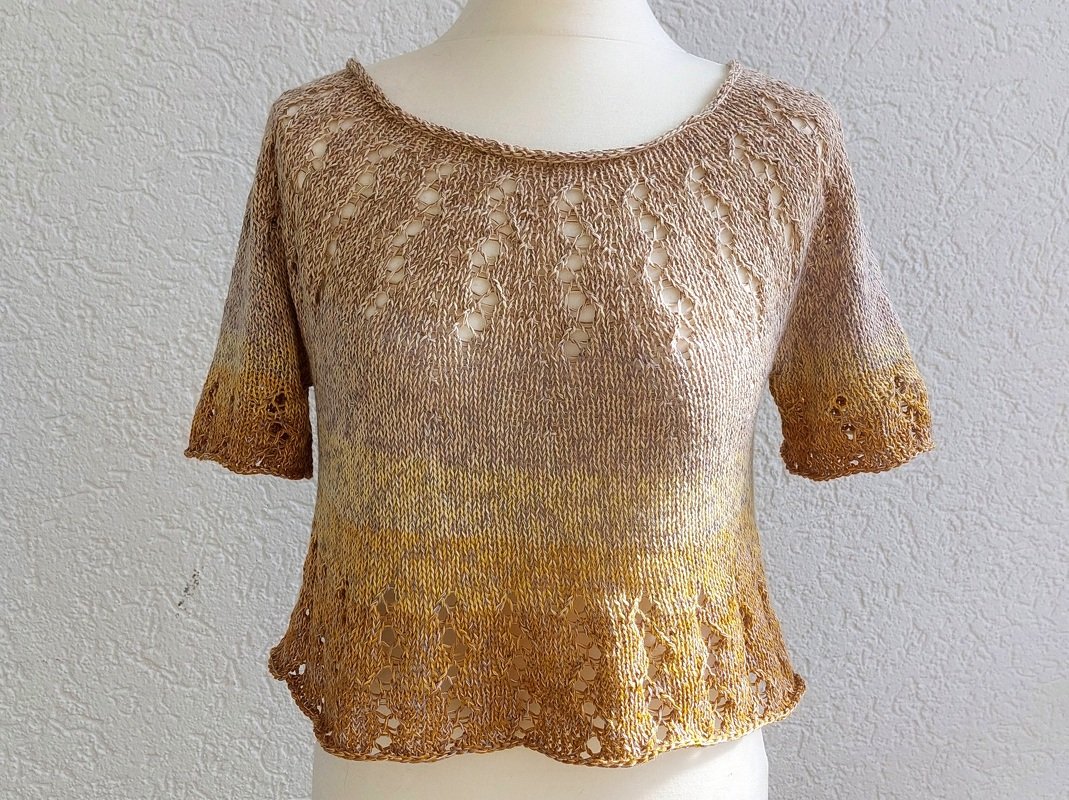 Gestricktes Damen-Shirt in Beige bis Goldgelb mit Lochmuster