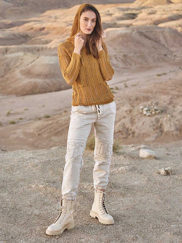 Strickanleitung: Kapuzenpulli mit transparenten Lochstreifen