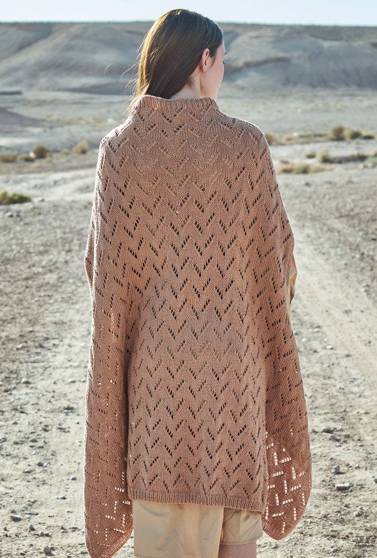 Rückenansicht einer langen Strickjacke in Camel mit V-Ajourmuster und Stehkragen