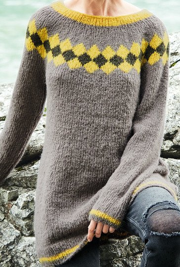 Strickanleitung: Tunika mit Jacquard-Rundpasse und Mütze in Braun und Gelb