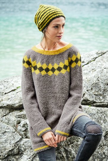 Strickanleitung: Tunika mit Jacquard-Rundpasse und Mütze in Braun und Gelb