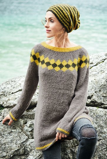 Strickanleitung: Tunika mit Jacquard-Rundpasse und Mütze in Braun und Gelb