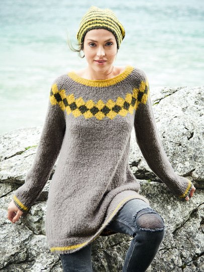 Strickanleitung: Tunika mit Jacquard-Rundpasse und Mütze in Braun und Gelb