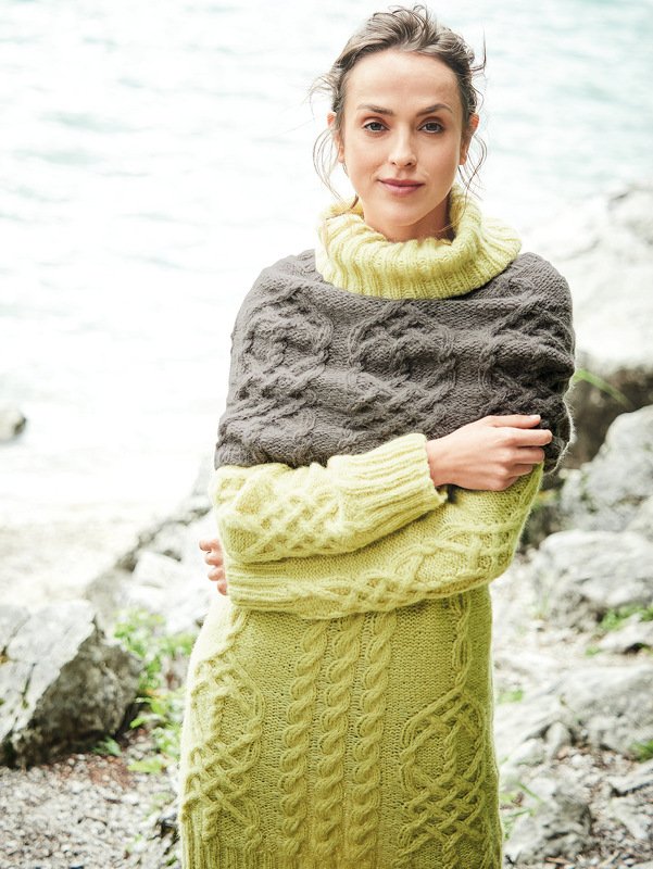 Strickanleitung: Longpulli in Senfgelb und Loop in Braun mit Zopfmustern