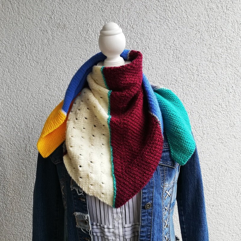 Mannequin mit Jeansjacke und mehrfarbigem gestricktem Dreieckstuch mit Lochmuster