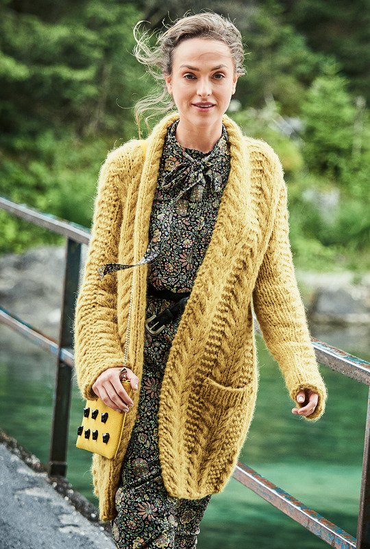 Strickanleitung: Langer Cardigan im Zopfmuster in Honiggelb - Bild 3