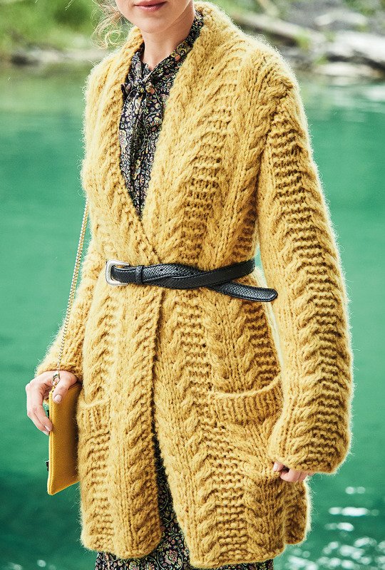 Strickanleitung: Langer Cardigan im Zopfmuster in Honiggelb