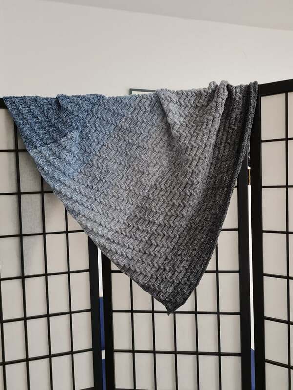 Gestricktes Dreieckstuch in Blau
Grau mit strukturiertem Muster, drapiert