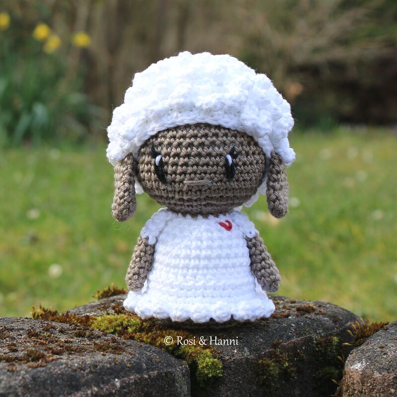 Oster-Amigurumi Schaf mit weißer Mütze und rotem Herz