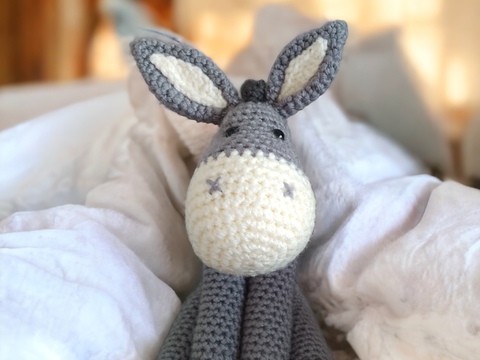 Gratis Häkelanleitung Esel Eddy – süßer Greifling für Babys