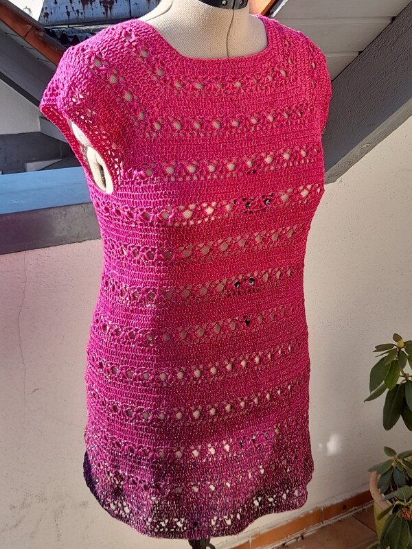 Gehäkeltes ärmelloses Damenkleid in Pink mit Lochstreifen auf Schneiderpuppe