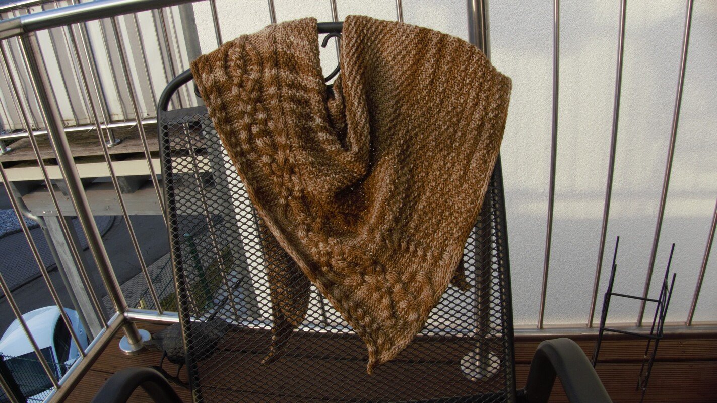 Anleitung Assymetrisches Dreiecktuch "Knotted" für Linkshänder