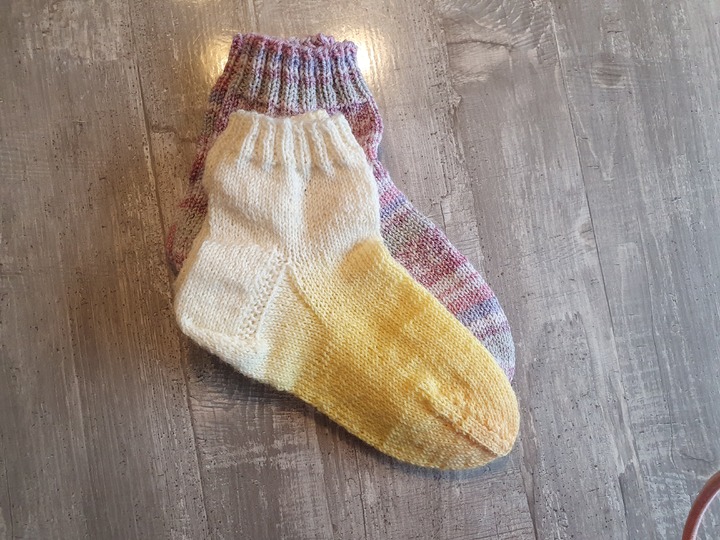 Strickanleitung Sneaker Socken mit Bündchen!