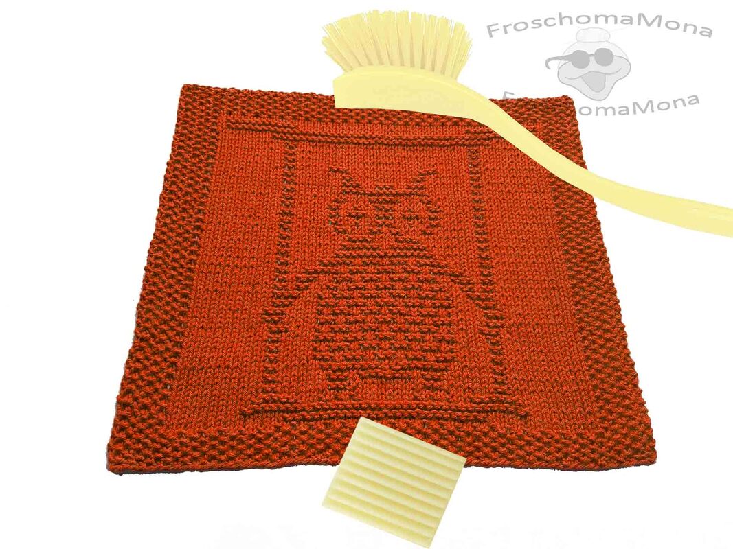 Rostrotes gestricktes Spültuch mit eingestrickter Eule, Spülbürste und Seife auf weißem Hintergrund