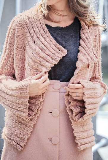 Strickanleitung: Rosafarbene Jacke im Querrippenmuster