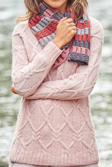 Strickanleitung: Rosafarbener Zopfmusterpulli mit Schal
