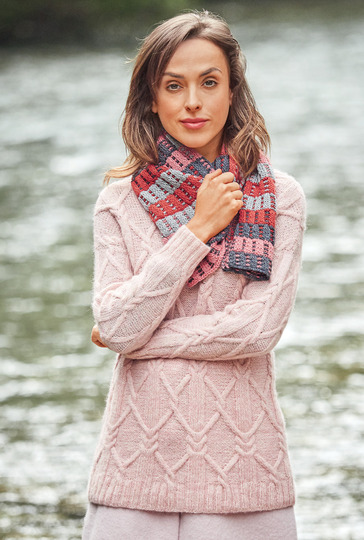 Strickanleitung: Rosafarbener Zopfmusterpulli mit Schal