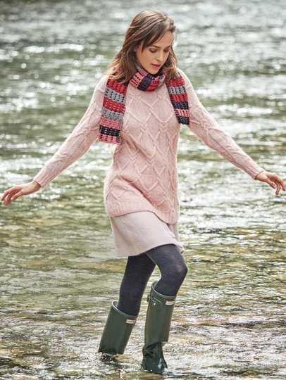 Strickanleitung: Rosafarbener Zopfmusterpulli mit Schal