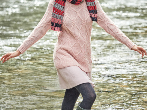 Strickanleitung: Rosafarbener Zopfmusterpulli mit Schal