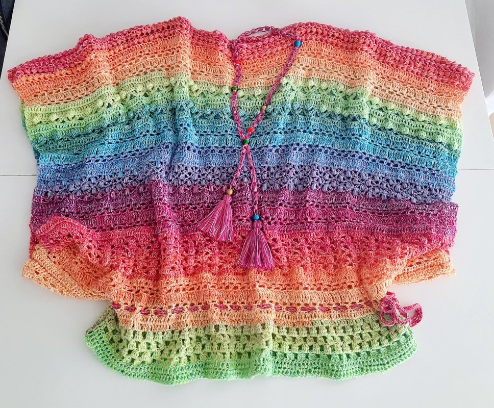 Luftige Häkel-Tunika in Regenbogenfarben mit Quasten und Perlen
