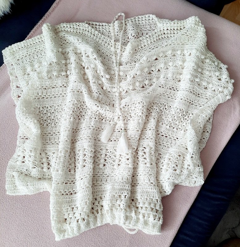 Weiße gehäkelte Tunika mit Ajourmuster und Quasten