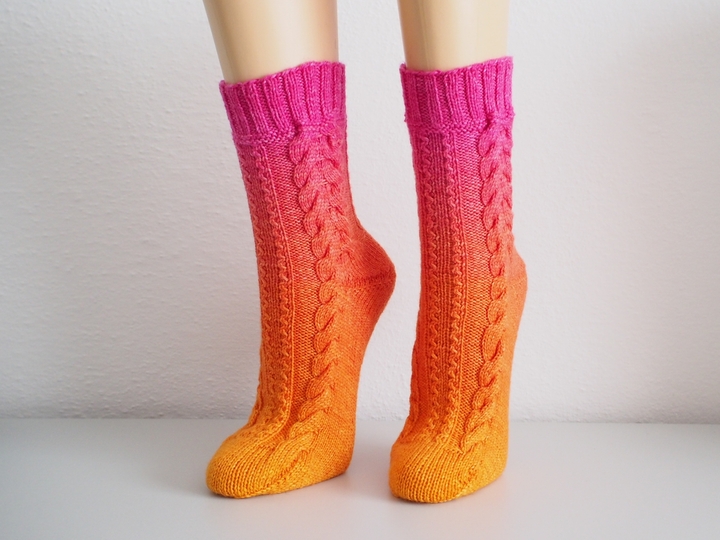 Samba - Socks with cable pattern
