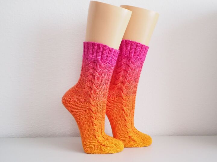 Samba - Socks with cable pattern