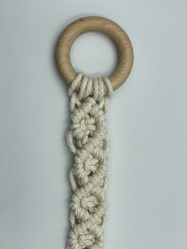 Makramee-Anhänger als Übungsvorlage mit Holzring und wiederkehrenden Blütenknoten