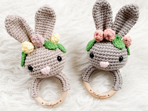 Häkelanleitung Babyrassel Hase Gehopse "Festival" mit Blumenkranz