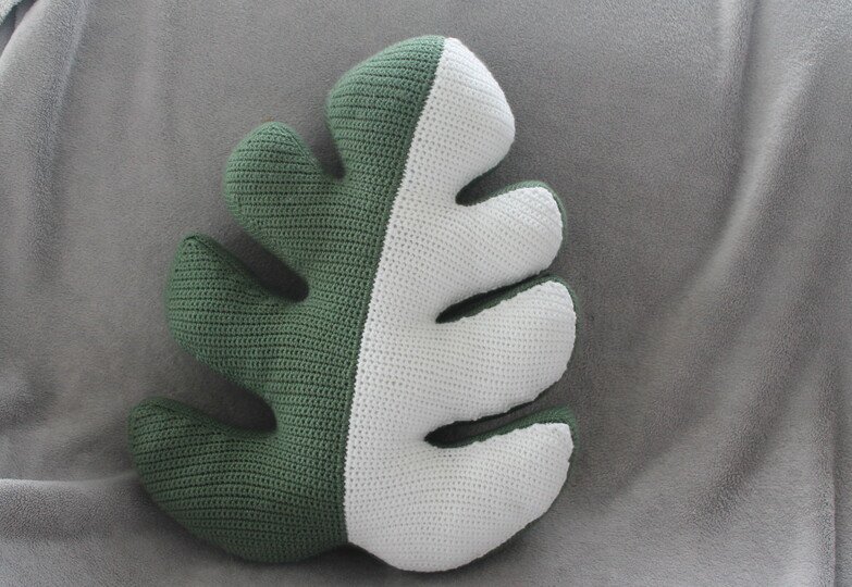 Crochet a Monstera Leaf Pillow – a Big Leaf to Cuddle (EN & DE)