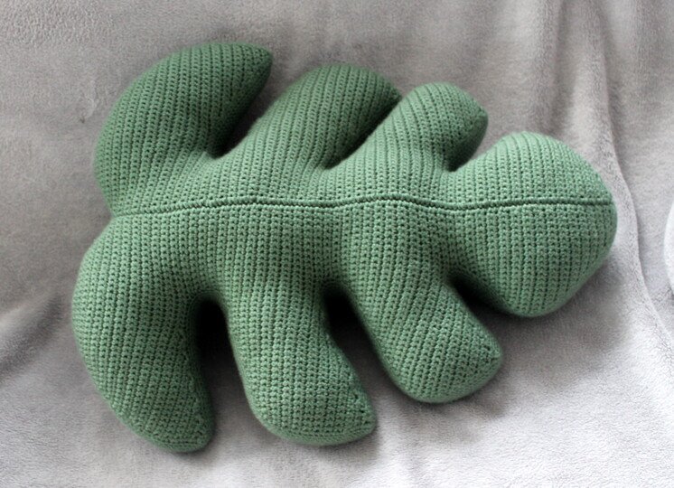 Crochet a Monstera Leaf Pillow – a Big Leaf to Cuddle (EN & DE)