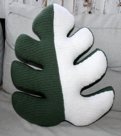 Crochet a Monstera Leaf Pillow – a Big Leaf to Cuddle (EN & DE)