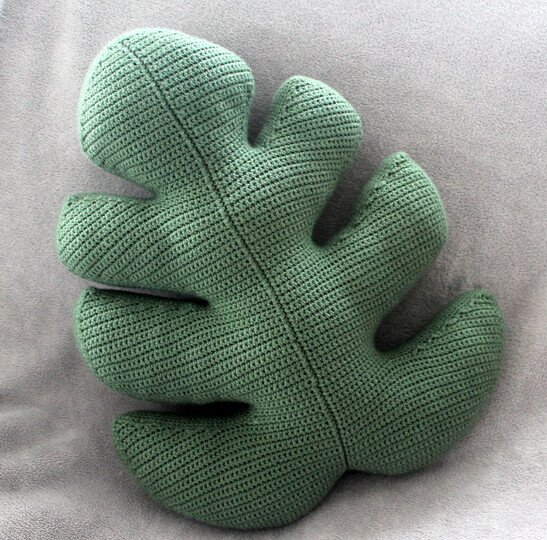 Crochet a Monstera Leaf Pillow – a Big Leaf to Cuddle (EN & DE)